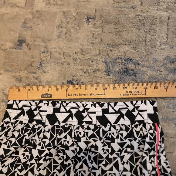 Lorna Jane running shorts. Pink side zippers. Built in shorts. Size XS. - Picture 10 of 11